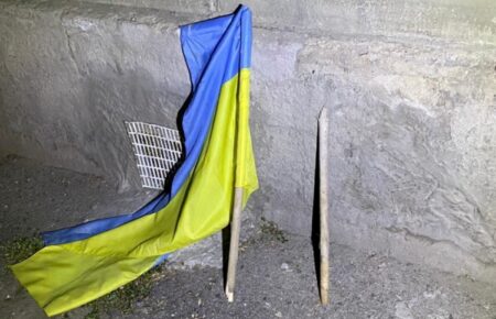 В Одесі агресивний чоловік зірвав державний прапор та кинув його на землю (ФОТО)