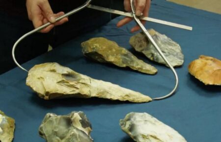 У Британії знайшли гігантські камʼяні сокири, яким близько 300 тисяч років