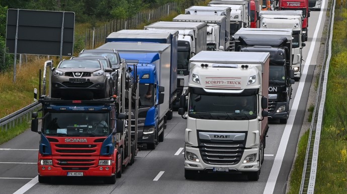 На словацькому кордоні чекає на вʼїзд майже тисяча вантажівок