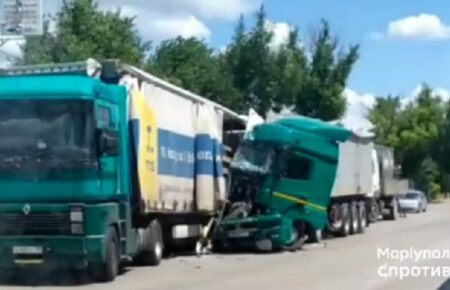Окупанти перевозять через Маріуполь боєкомплекти в цивільних вантажівках