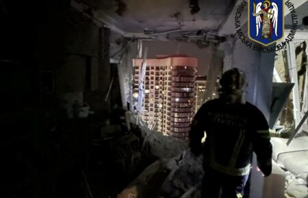 Рятувальники показали наслідки нічної атаки Росії на Київ (ФОТО)
