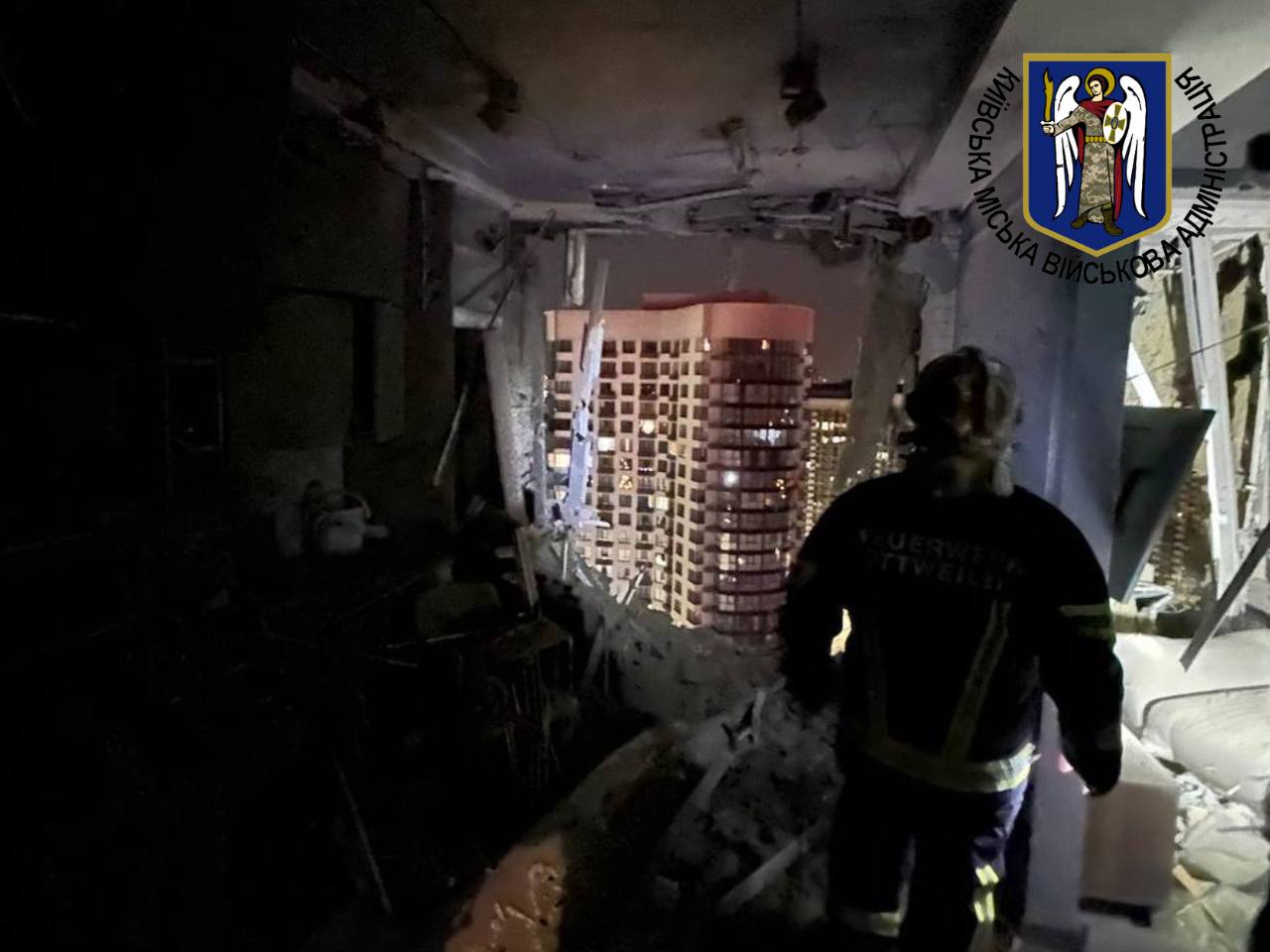 Рятувальники показали наслідки нічної атаки Росії на Київ (ФОТО)