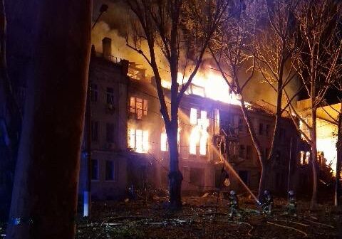 Російські окупанти вночі атакували центр Миколаєва: 18 людей постраждали