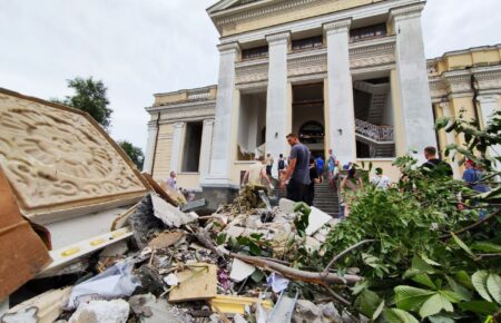 Усі, хто могли, вийшли в Одесі прибирати, допомагати, волонтерити — журналістка про місто після обстрілів
