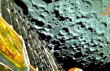 Індійський зонд зробив перші світлини Місяця