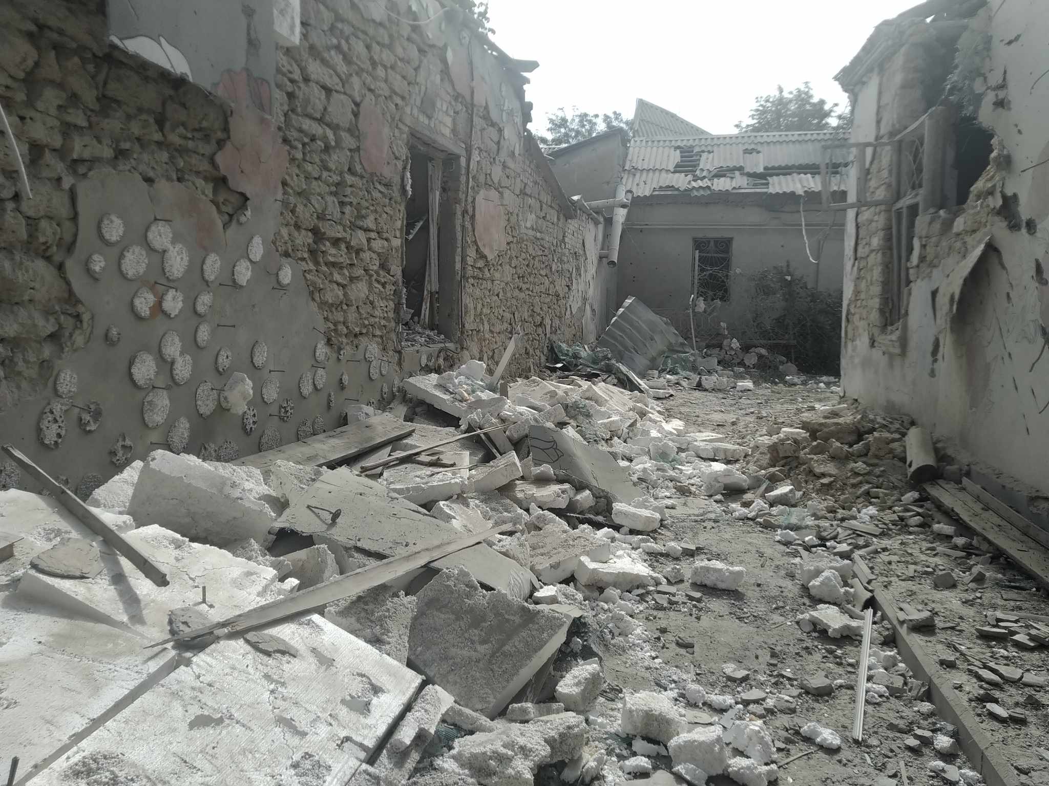 Росіяни вночі обстріляли середмістя Херсона: зруйновані житлові будинки (ФОТО)