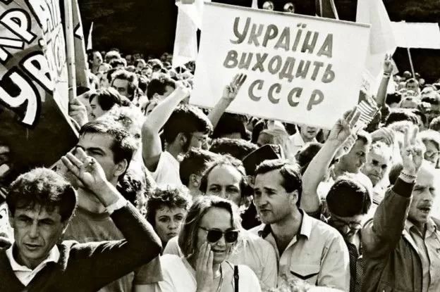 Люди вірили — щойно Україна скине кайдани радянщини, станеться економічне диво — історик