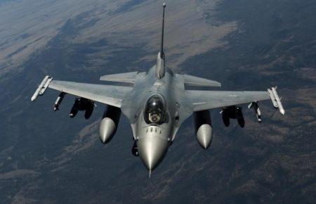 Залізобетонні укриття і ППО: як захистити F-16 від російських ракет?