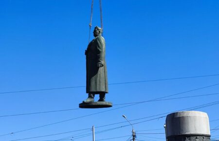 В Полтаве демонтировали памятник советскому военачальнику Зыгину (ФОТО)