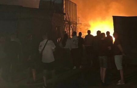 В Домодєдово поблизу Москви після вибухів сталася сильна пожежа (ВІДЕО)