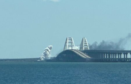 Дим над Кримським мостом: окупанти заявляють про «збиття двох ракет» (ФОТО, ВІДЕО)