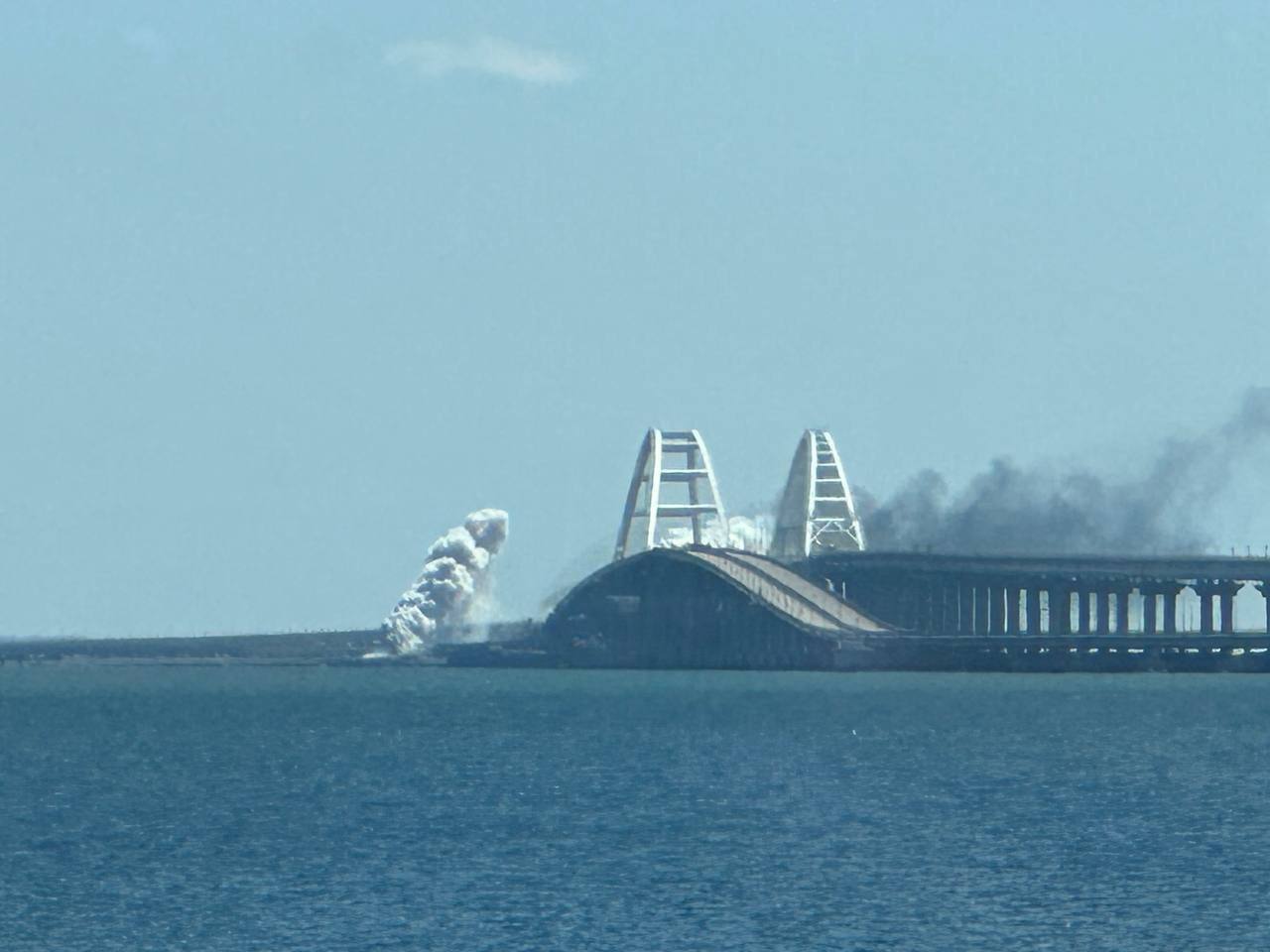 Дим над Кримським мостом: окупанти заявляють про «збиття двох ракет» (ФОТО, ВІДЕО)