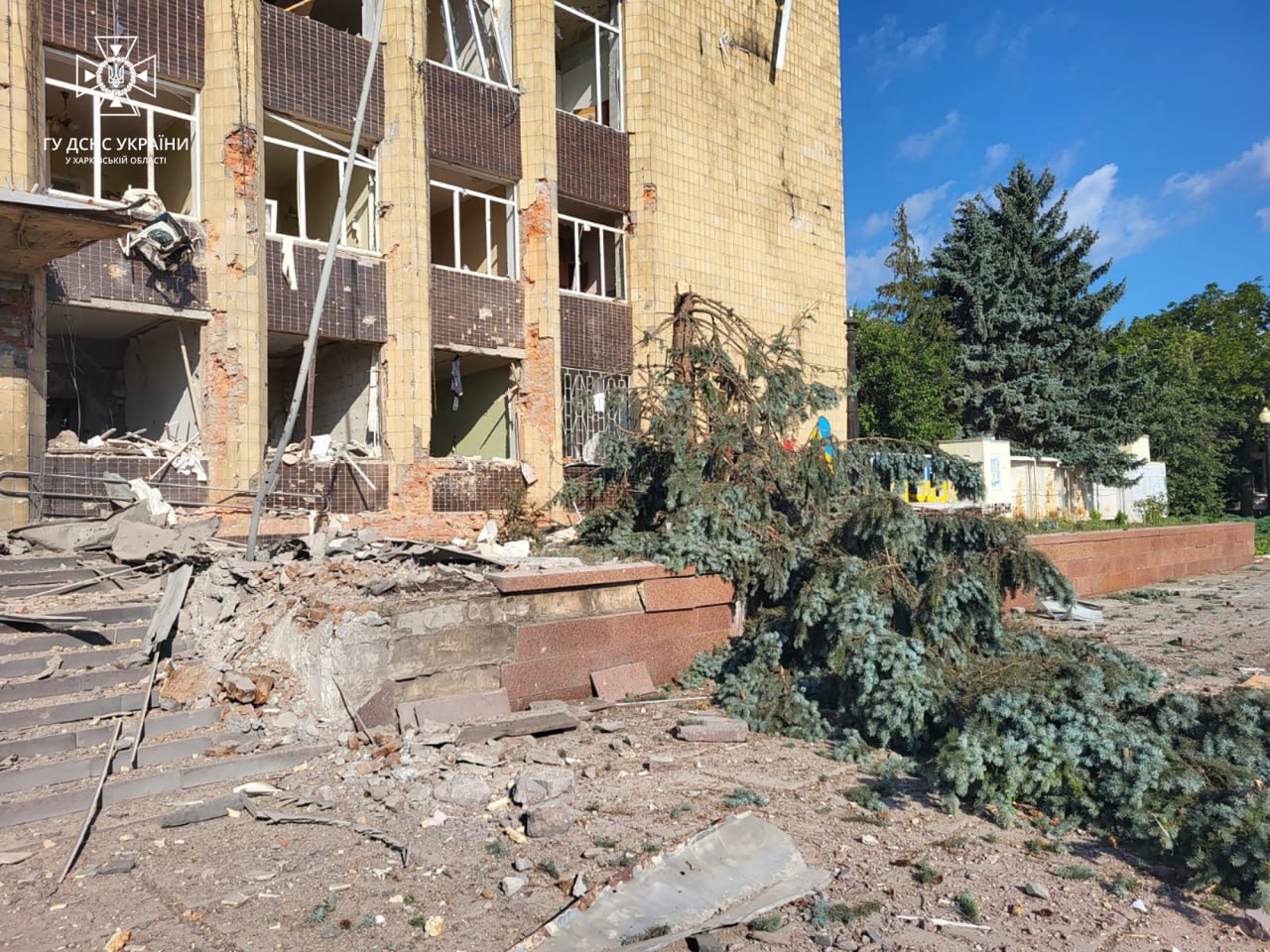 Окупанти скинули авіабомбу на Куп'янськ, влучивши у будівлю міськради (ФОТО)