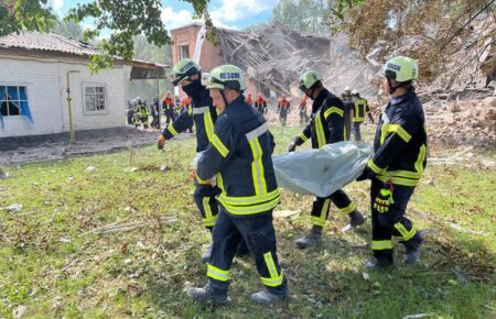 Окупанти вдарили по школі у Ромнах на Сумщині, є жертви та поранені (ФОТО)