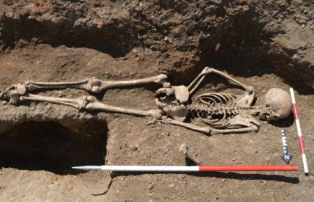 У Великій Британії виявили середньовічне поховання, у якому дівчинка лежить обличчям донизу