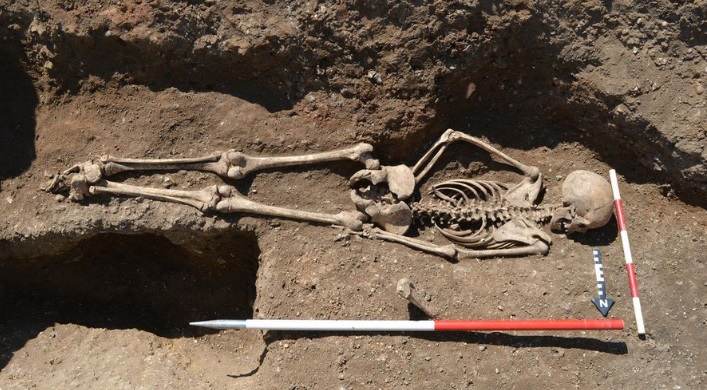 У Великій Британії виявили середньовічне поховання, у якому дівчинка лежить обличчям донизу