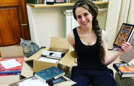 «Я робитиму цей проєкт доти, доки від бібліотек буде запит на книжки українською» — блогерка Емма Антонюк про ініціативу «Різниця Є»