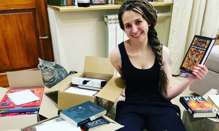 «Я робитиму цей проєкт доти, доки від бібліотек буде запит на книжки українською» — блогерка Емма Антонюк про ініціативу «Різниця Є»