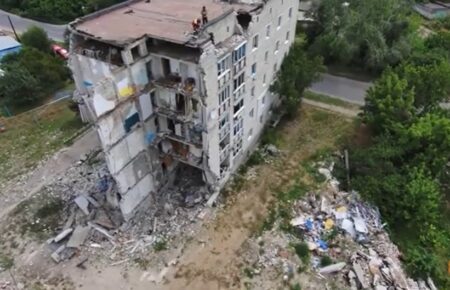В Ізюмі відновили пошукові роботи у зруйнованій п’ятиповерхівці, де загинули 47 осіб