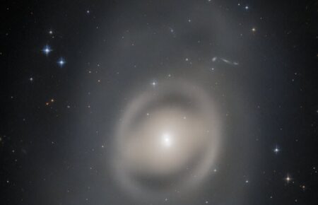Hubble показав «галактичного павича» у сусідній галактиці