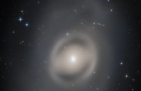 Телескоп Hubble показав нове зображення лінзоподібної галактики