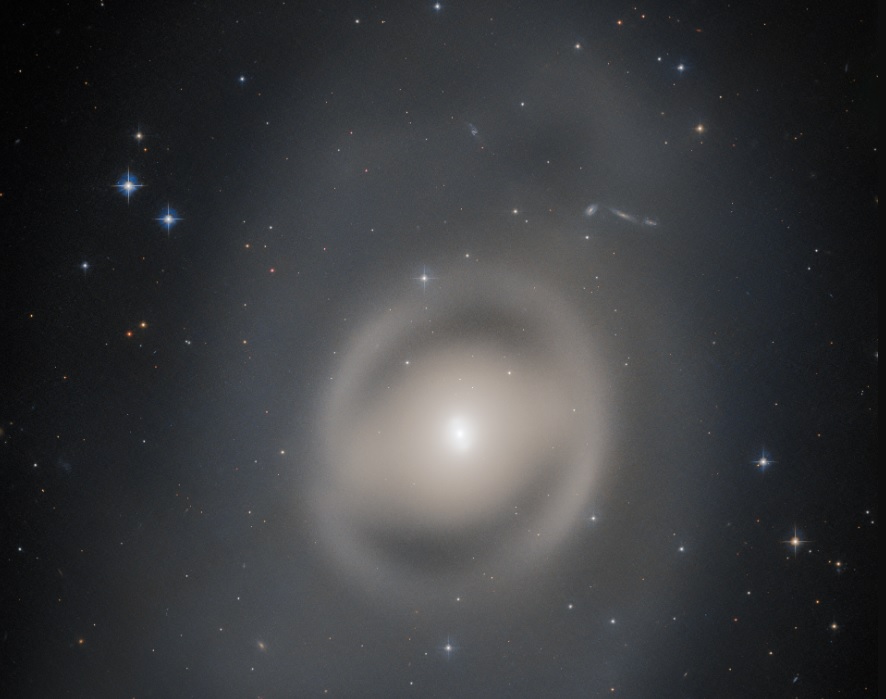 Телескоп Hubble показав нове зображення лінзоподібної галактики