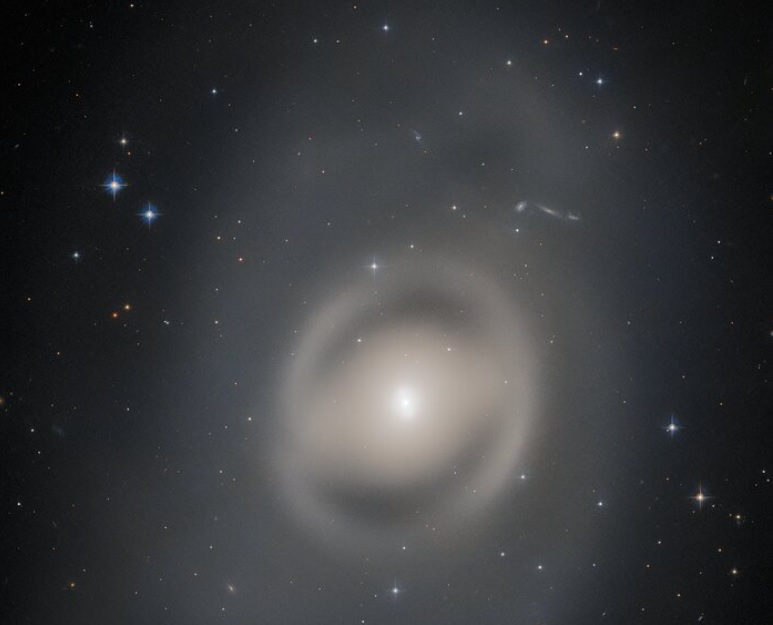 Hubble показав «галактичного павича» у сусідній галактиці