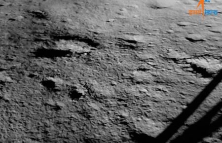В Индии показали первую фотографию Луны после посадки миссии