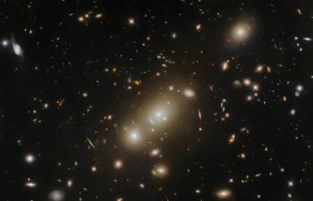 Телескоп Hubble показав скупчення галактик, де взаємодіють звичайна й «темна» матерії