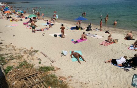 В Одесі офіційно відкрилися тільки ті пляжі, яким дозволила комісія, але людей однаково усюди — кореспондентка