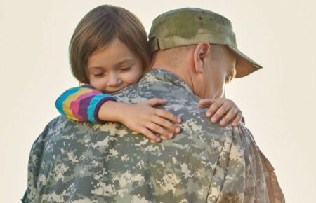 Як батькам, які перебувають на війні, говорити зі своїми дітьми?