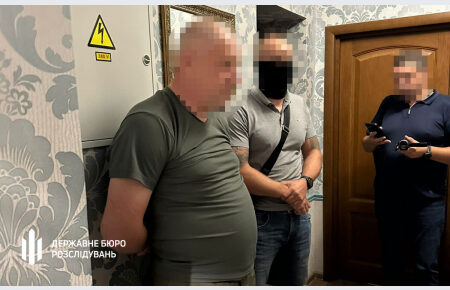 ДБР затримало посадовця Київської військової адміністрації, який за гроші допомагав чоловікам виїхати за кордон