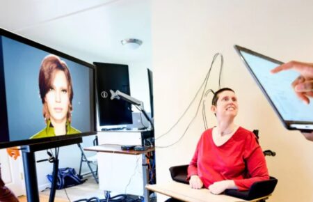 Парализованная женщина впервые в мире «заговорила» через цифровой аватар собственным голосом