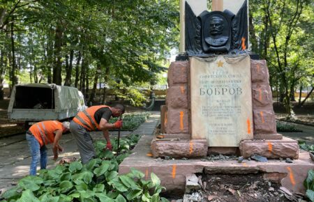 У Чернівцях поховання під радянським монументом виявилося порожнім