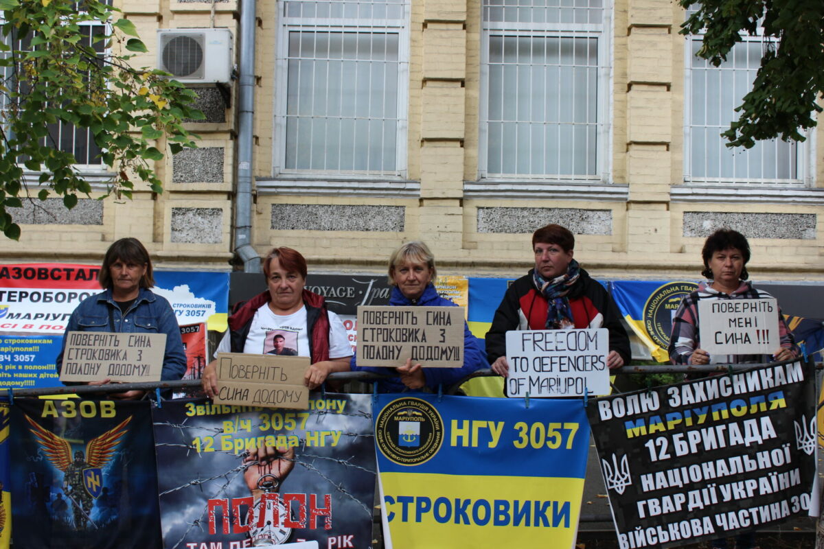 Родные пленных защитников «Азовстали» прошли шествием из Кременчуга в Киев (ФОТО, ВИДЕО)