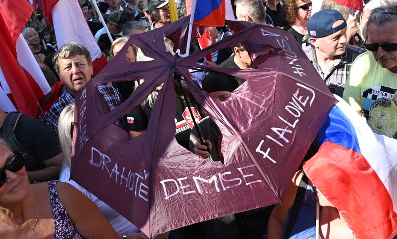 У Празі пройшов кількатисячний антиурядовий мітинг, на якому згадували українців (ФОТО)