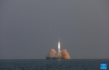Китай запустив з морської платформи ракету з чотирма супутниками