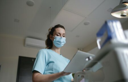 Близько 80% українських хірургинь хоча б раз чули, що «жінці не місце в хірургії» — Анна Мальованна