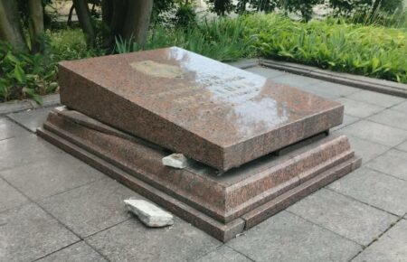 У Львові оштрафували чоловіка, який намагався викрасти прах агента НКВС з могили