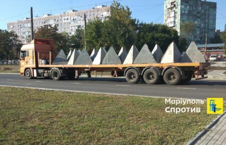 Росіяни неподалік Маріуполя завозять «зуби дракона» та посилюють лінію оборони