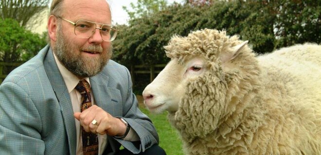 У Британії помер генетик, який клонував вівцю Доллі