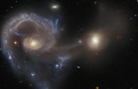 Телескоп Hubble показал межгалактический «мост» за 465 миллионов световых лет от Земли