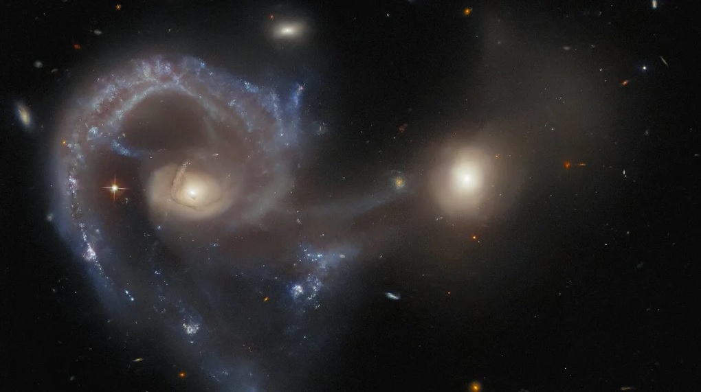 Телескоп Hubble показал межгалактический «мост» за 465 миллионов световых лет от Земли