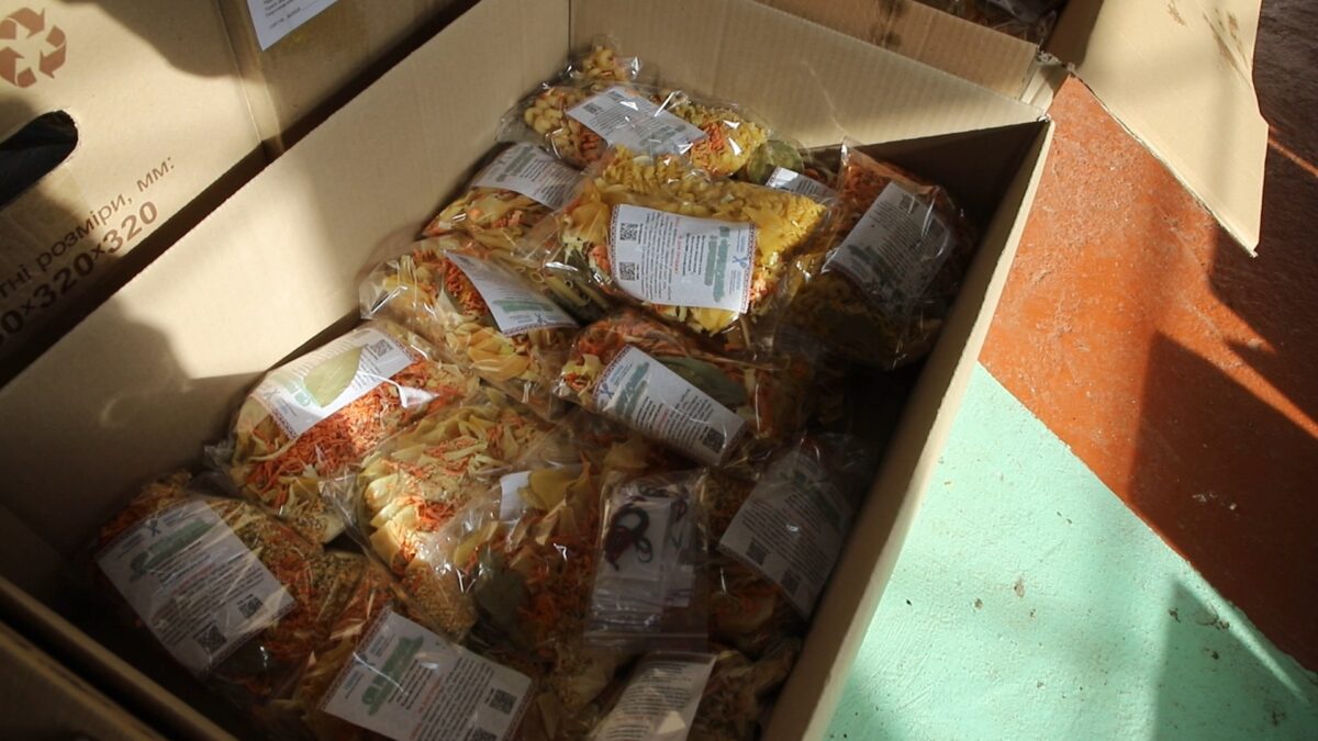 У Кропивницькому спільнота «Годуємо патріотів» зібрала мільйон пакунків сухої їжі для військових