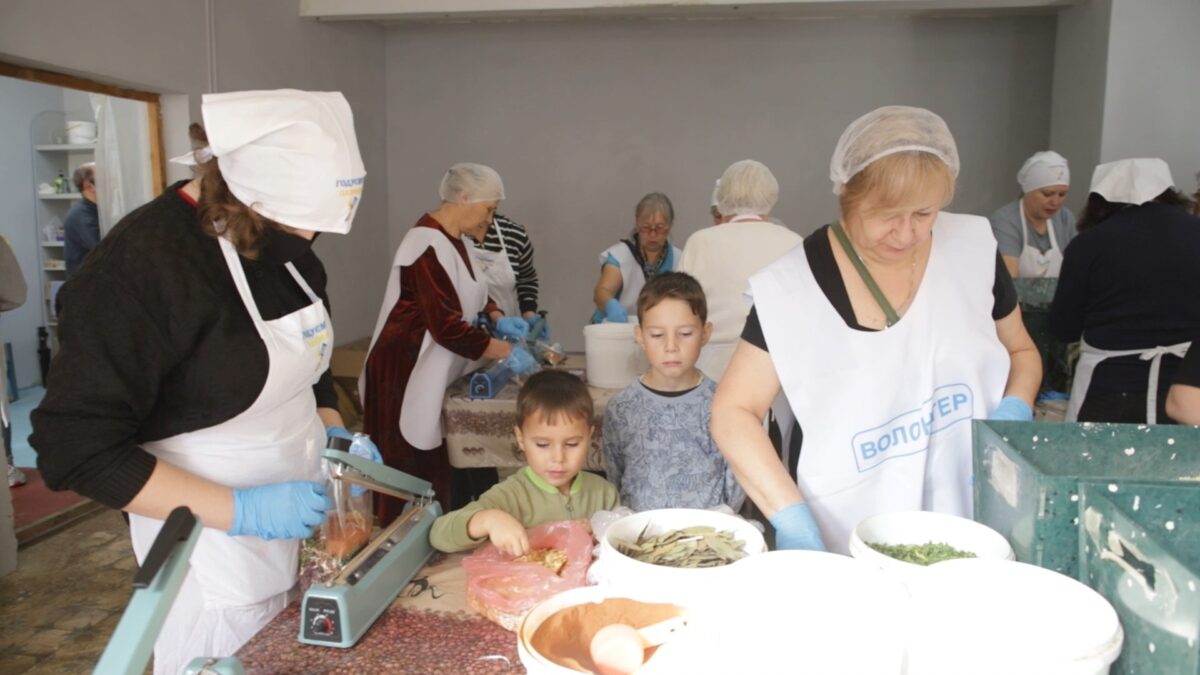 figure_cutУ Кропивницькому спільнота «Годуємо патріотів» зібрала мільйон пакунків сухої їжі для військових