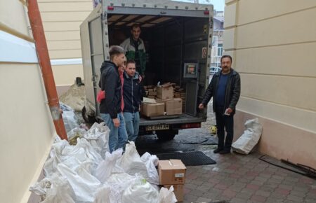 «Маємо позбуватись того, що засмічувало мізки дітей»: у Чернівцях ліцей здав на макулатуру 830 кг російськомовних книжок