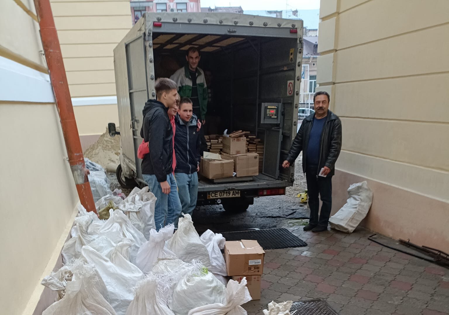 «Маємо позбуватись того, що засмічувало мізки дітей»: у Чернівцях ліцей здав на макулатуру 830 кг російськомовних книжок