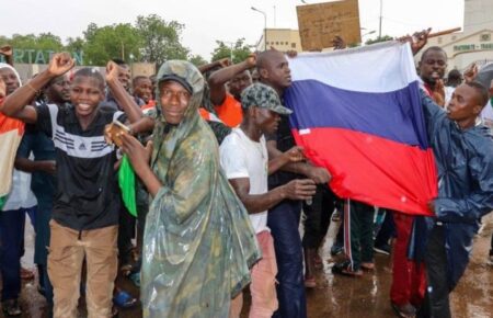 РФ масово завозить у центральну Африку свої прапори нібито як символ боротьби з колоніалізмом — NYT