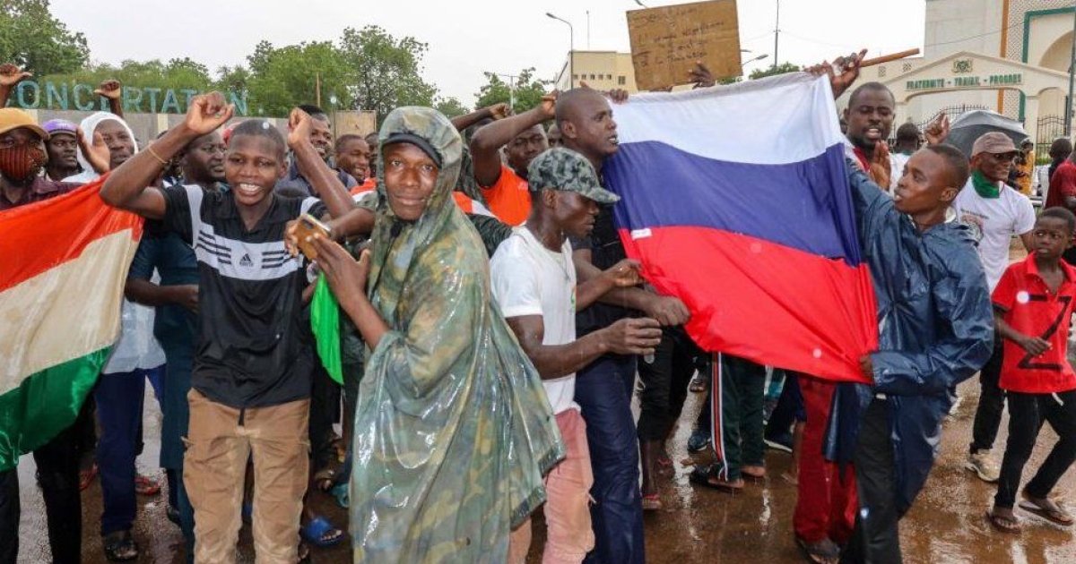РФ массово завозит в центральную Африку свои флаги якобы как символ борьбы с колониализмом — NYT