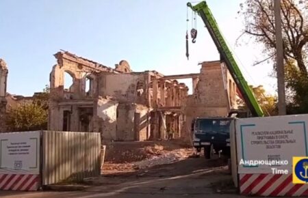 Окупанти в Маріуполі остаточно знищили будівлю Маріїнської жіночої гімназії (ВІДЕО)